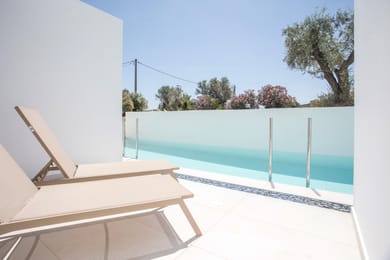Deluxe SwimUp Shared Pool