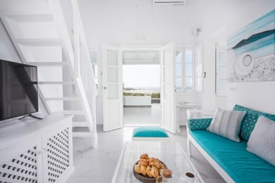 TURQUOISE: 3 Bedroom Sunset & Sea View Villa with Private Pool & Hot Tub