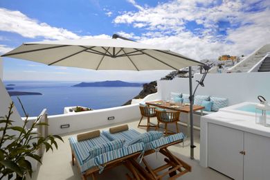 Two Bedroom Cave House with Caldera View & Outdoor Hot Tub