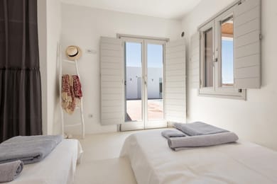 4 bedroom |Villa Blanche| Paroikia