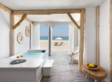 Honeymoon Seafront Suite Sea View with Hot Tub
