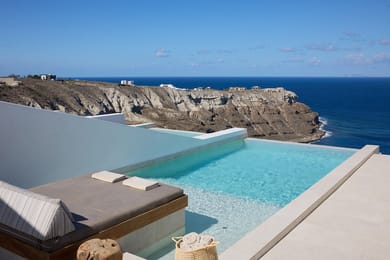 Deluxe Cliffside Suite with Private Infinity Pool and Heated Outdoor Jetted Tub-Caldera View