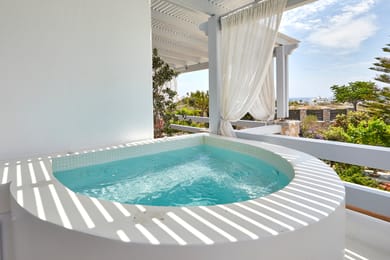Honeymoon Suite with Outdoor Jacuzzi