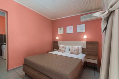 Ouzas Luxury Hotel - Image 4