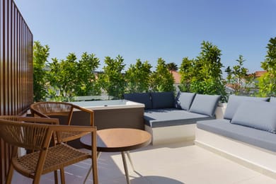 Sea View Penthouse with Jacuzzi