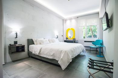 Lower Ground Floor Room with Garden View