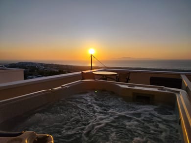 Studio (3 Persons) with Outdoor Jetted Tub and Panoramic Sea and Sunset View