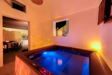 Oceanida Jacuzzi Suite