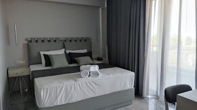 Deluxe Suite with Private Garden Sea View