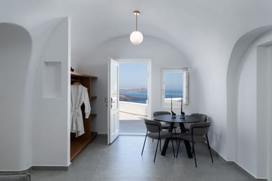 Exclusive Suite with outdoor heated jetted hot tub and caldera view