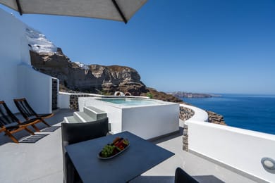 Exclusive Suite with outdoor heated jetted hot tub and caldera view