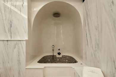 Deluxe Suite with outdoor cave heated jacuzzi and caldera view