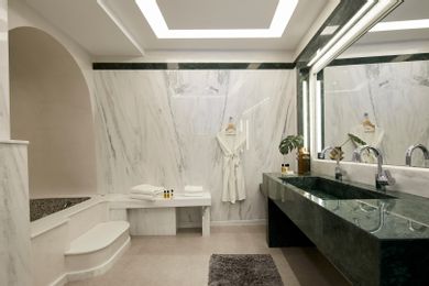 Deluxe Suite with outdoor cave heated jacuzzi and caldera view