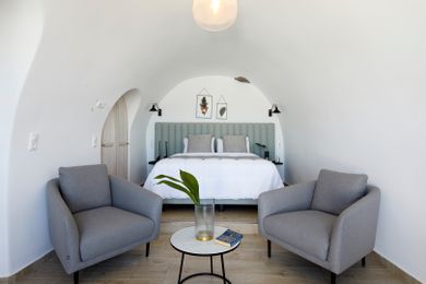 Honeymoon suite with plunge pool and Caldera View