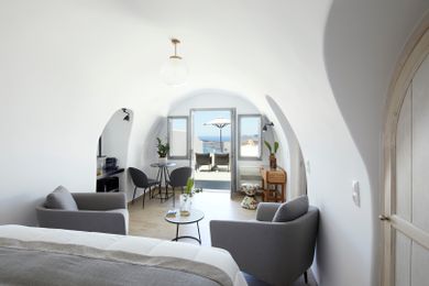 Honeymoon suite with plunge pool and Caldera View