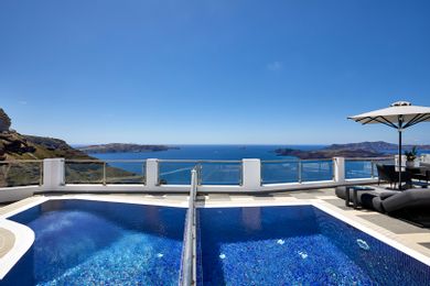 Petit Maison with Private heated Pool and Caldera View