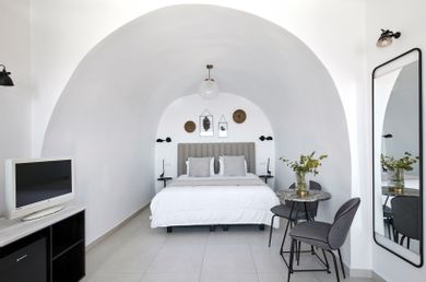 Petit Suite with outdoor heated private Jacuzzi and Caldera View