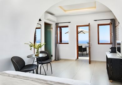 Petit Suite with outdoor heated private Jacuzzi and Caldera View