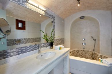 Petit Suite with outdoor heated private Jacuzzi and Caldera View