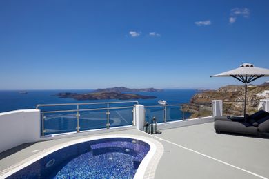 Honeymoon Suite with Private heated  Pool and Caldera View