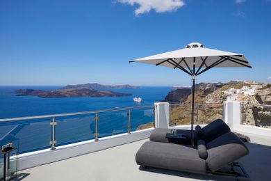 Honeymoon Suite with Private heated  Pool and Caldera View