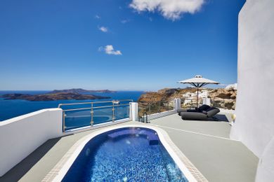 Honeymoon Suite with Private heated  Pool and Caldera View