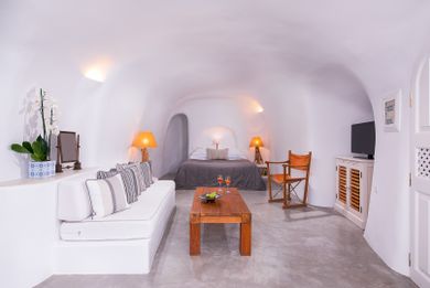 Althaea Honeymoon Cave Suite with Caldera View & Hot Tub 35m²