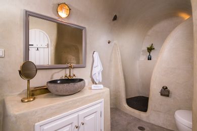 Althaea Honeymoon Cave Suite with Caldera View & Hot Tub 35m²
