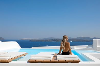The Eclectic Villa with Heated Infinity Pool – Caldera Sea View