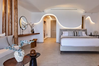 Phōs Signature Suite with Absolute Infinity Heated Pool - Caldera Sea View
