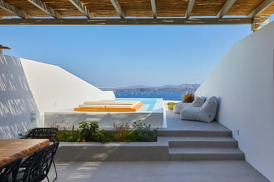 Phōs Signature Suite with Absolute Infinity Heated Pool - Caldera Sea View