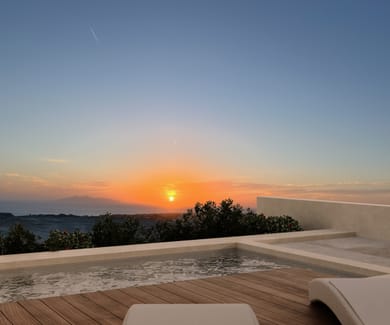 Pnoe Luxury Suites - Image 7