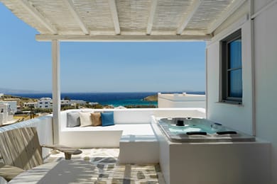 Exclusive White Suite with Sea View & Outdoor Hot Tub 35m²