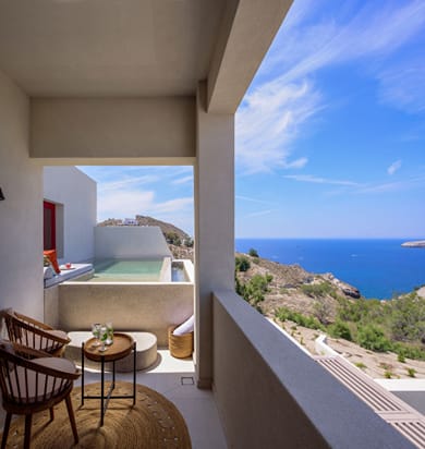 Elegant Suite with Heated Plunge Pool and Sea View