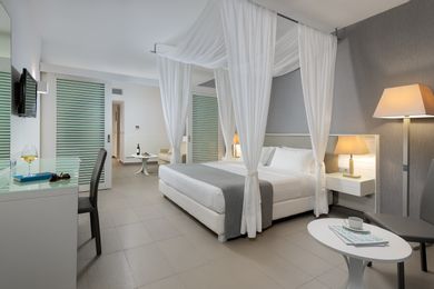 Junior Suite Sharing Pool Sea View