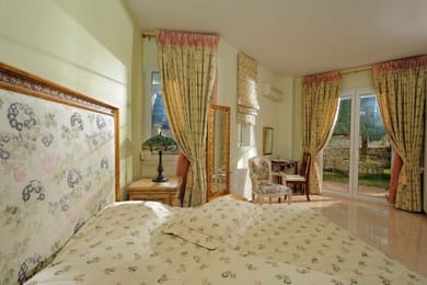 Rafkos Mansion Flowers Suite