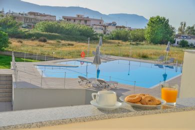 Reina Apartments - Image 2