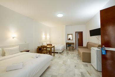 Large OPEN PLAN ROOM