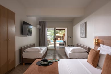 Quadrable room with direct swimming pool access