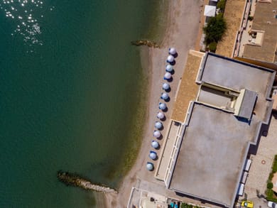 Rossis Beach Hotel - Image 2
