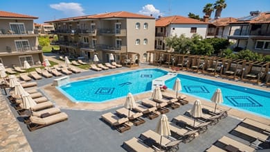 Royal Hotel and Suites - Image 4