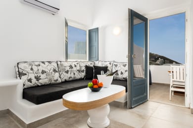 Amaze Suite with Heated Plunge Pool & Caldera View