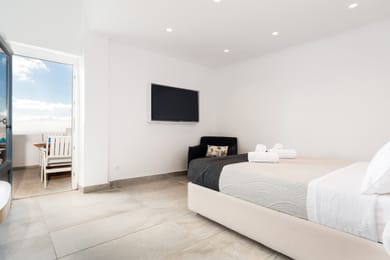 Amaze Suite with Heated Plunge Pool & Caldera View