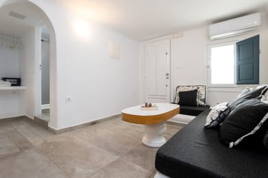 Cave Suite with Heated Plunge Pool & Caldera View