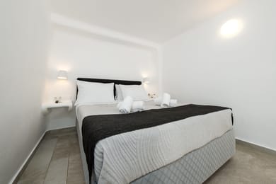 Cave Suite with Heated Plunge Pool & Caldera View