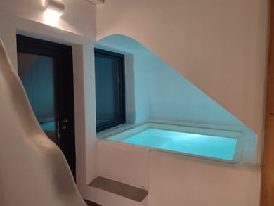 Poolfront Suite with Hot Tub & Caldera View