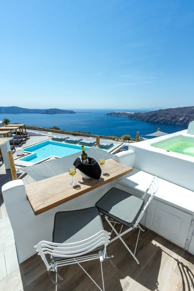 Honeymoon Suite with Heated Plunge Pool & Caldera View
