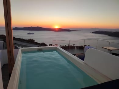 Honeymoon Suite with Heated Plunge Pool & Caldera View