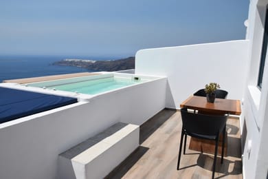 Honeymoon Suite with Heated Plunge Pool & Caldera View