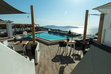 Loft Suite with Heated Plunge Pool & Caldera View